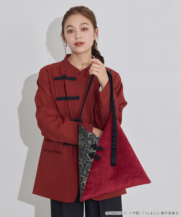 TVアニメ『らんま1/2』× earth music＆ecology Japan Label「チャイナトートバッグ」ボルドー　使用イメージ（C）高橋留美子・小学館/「らんま1/2」製作委員会