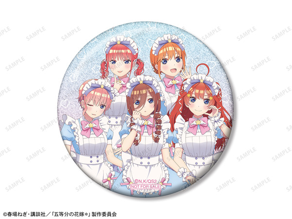 TVスペシャルアニメ『五等分の花嫁＊』POP UP STORE in ロフト　BOX購入特典「描き下ろし 集合 A メルヘンメイドver. 75mmグリッター缶バッジ イベント限定特典」（C）春場ねぎ・講談社／「五等分の花嫁＊」製作委員会