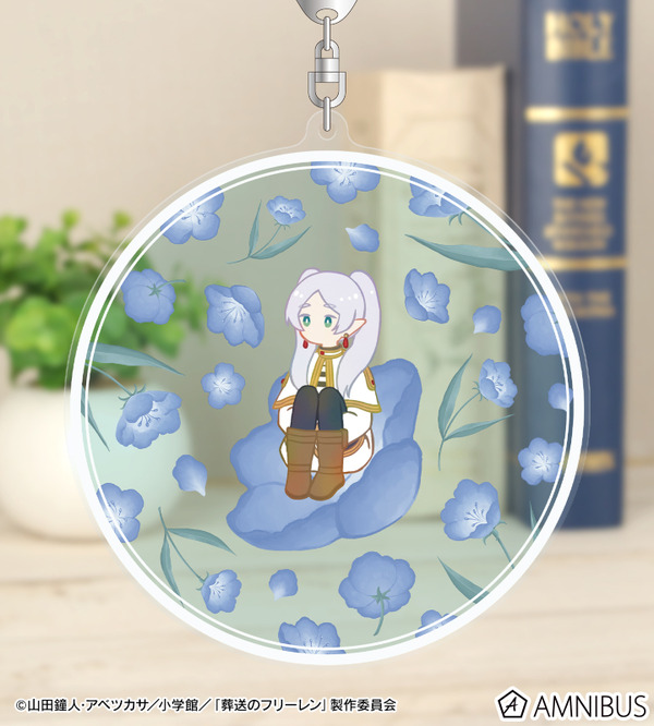 TVアニメ『葬送のフリーレン』フリーレン Botania BIGアクリルキーホルダー　使用イメージ（C）山田鐘人・アベツカサ／小学館／「葬送のフリーレン」製作委員会