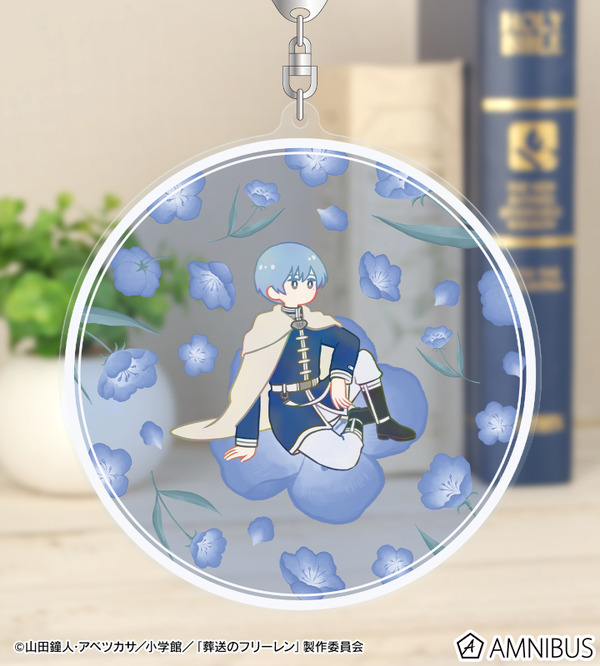 TVアニメ『葬送のフリーレン』ヒンメル Botania BIGアクリルキーホルダー　使用イメージ（C）山田鐘人・アベツカサ／小学館／「葬送のフリーレン」製作委員会