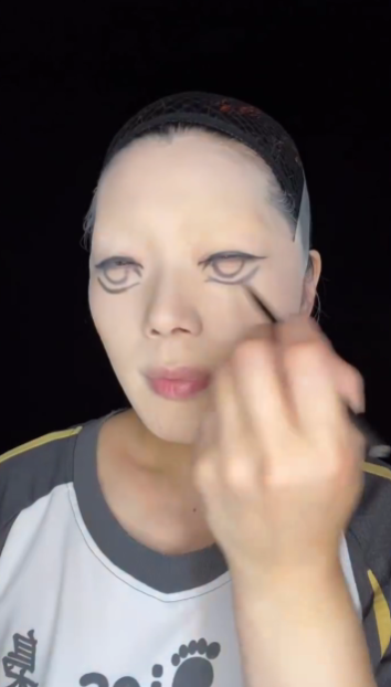 特に眼を描くのが重要な工程なのだとか／YUIさん提供