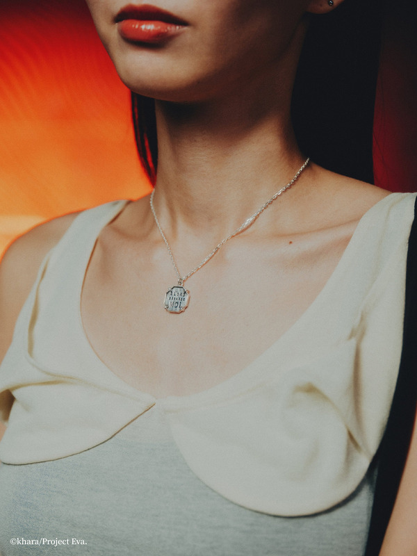 作中に登場する「A.T.フィールド」にインスパイアされた八角形のデザイン。（ネックレス 47,300円）