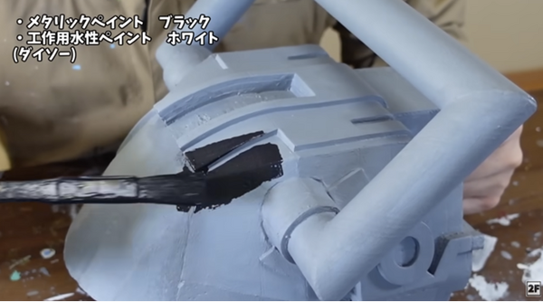 組み立てたパーツに色を塗る