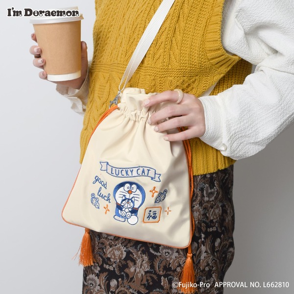 I'm Doraemonシリーズ「刺繍巾着ショルダーバッグ」使用イメージ