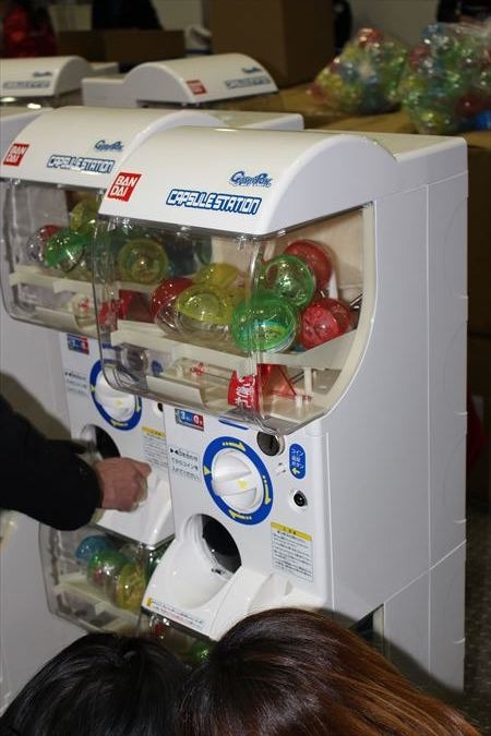 新旧アニメキャラクター大集合 Anime Japan2016のガチャガチャに人だかり