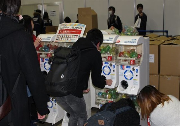 新旧アニメキャラクター大集合 Anime Japan2016のガチャガチャに人だかり