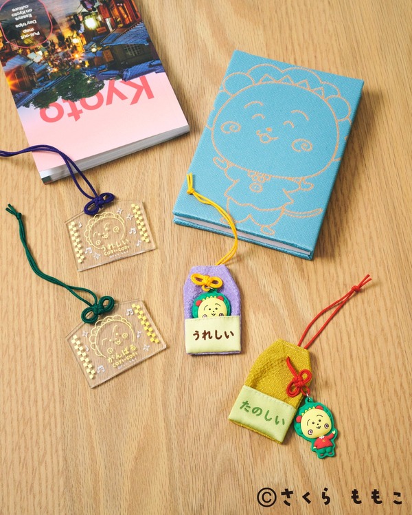 キラキラ絵馬キーチャーム ¥1,290(税込) マスコット付き御守り ¥1,290(税込) 御朱印ノート ¥3,300(税込)