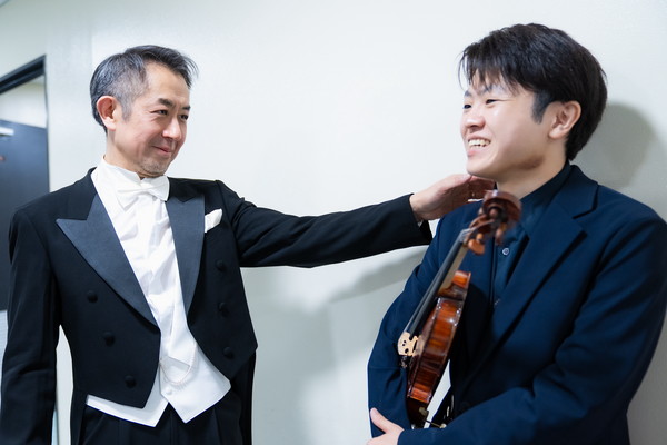 （左から）指揮者キンボー・イシイ、ヴァイオリニスト東亮汰