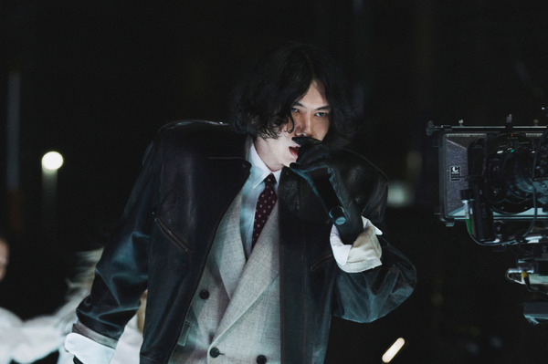 第76回NHK紅白歌合戦    米津玄師「IRIS OUT」パフォーマンス写真