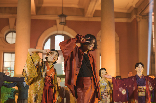 第75回NHK紅白歌合戦　米津玄師「さよーならまたいつか！」 パフォーマンス写真