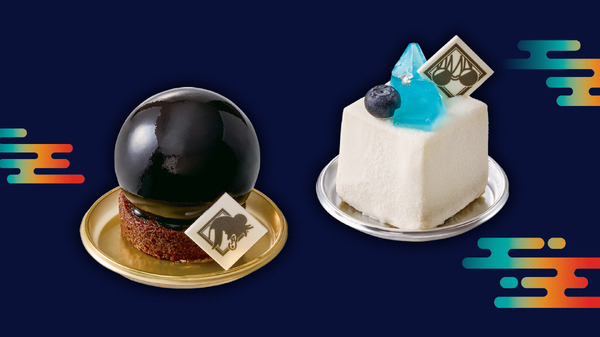 左：「夏油 傑のムース ～チョコレート＆オレンジ～」右：「五条 悟のムース ～ヨーグルト＆ブルーベリー～」（C）芥見下々／集英社・呪術廻戦製作委員会TM ＆（C） 2026 Universal Studios. All rights reserved.