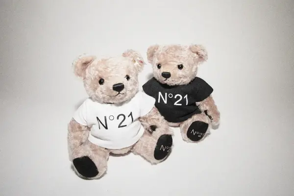 「N21」×「シュタイフ」テディベア(税込 各¥38,500)