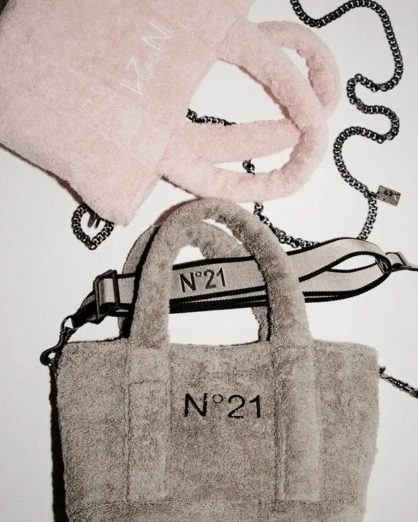 「N21」×「SodateruTOWEL」トートバッグ(税込 各¥20,900)　※ショルダーストラップは別売り ロゴショルダーベルト(税込 ¥11,000)、チェーンショルダーベルト(税込 ¥11,000)