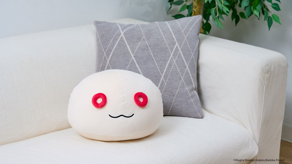 『魔法少女まどか☆マギカ』ローソンキャンペーン「ひざ掛け付きキュゥべえまんクッション」使用イメージ