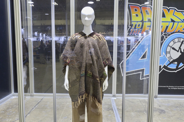 撮影で使用された小道具の展示（東京コミコン2025での展示の様子 ※博多マルイでの展示方法は異なります）