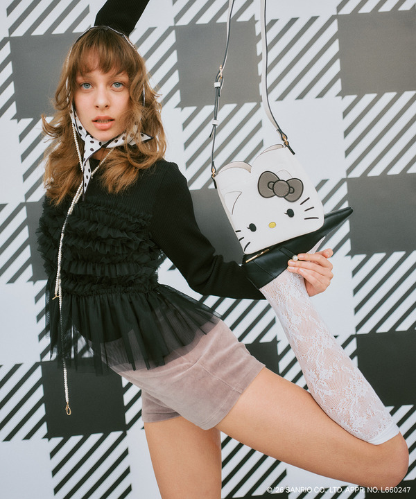 HELLO KITTY×VIS「ダブルフェイスハートカットミニショルダーバッグ」使用イメージ