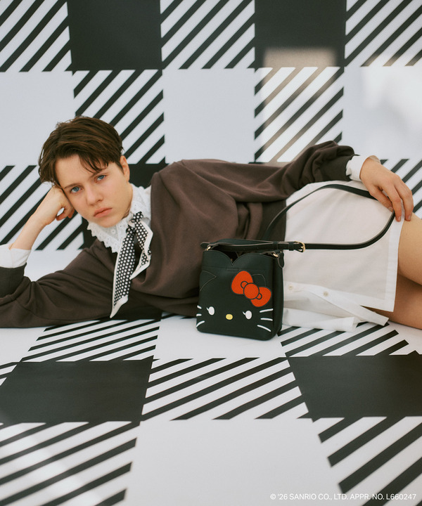 HELLO KITTY×VIS「ダブルフェイスハートカットミニショルダーバッグ」使用イメージ