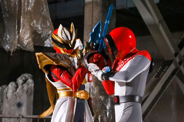 Vシネクスト「ナンバーワン戦隊ゴジュウジャーVSブンブンジャー」左：セイントゴジュウウルフ右：ブンレッド