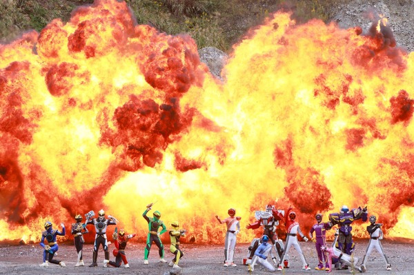 Vシネクスト「ナンバーワン戦隊ゴジュウジャーVSブンブンジャー」左側：ゴジュウジャー集合右側：ブンブンジャー集合