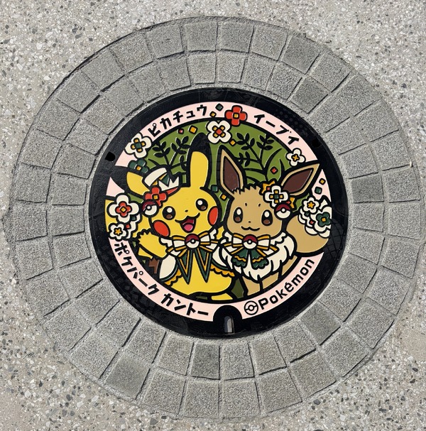 このマンホールがどこにあるか、ぜひ現地で探してください