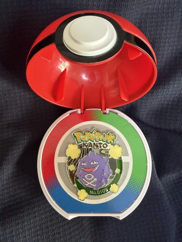 モンスターボールの中のピンバッジ