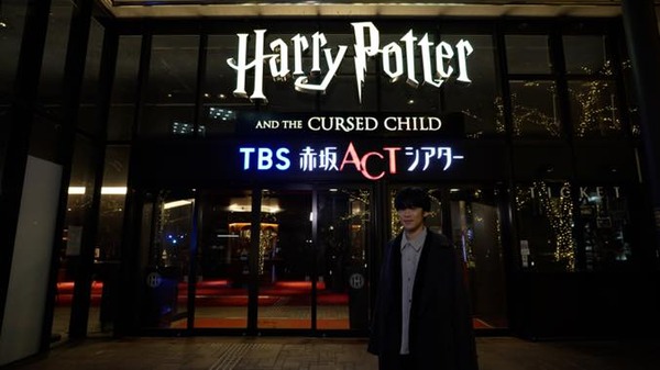 TBS 赤坂 ACT シアター前で記念撮影する小野賢章