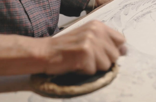 「摺り」：顔料が織りなす立体的な深み