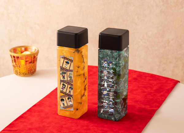 「名探偵コナンカフェ」ボトルドリンク レトロver.（左）とボトルドリンク マリンver.