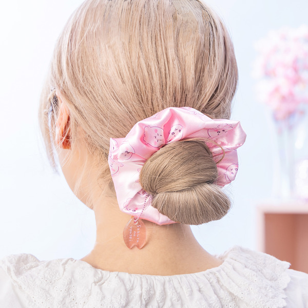 『さくらのようせいのチャーム付きサテンシュシュ』