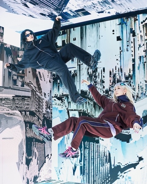 YOASOBIがASICSとコラボ！ 自らデザインに参加したシューズ＆アパレルを発売！