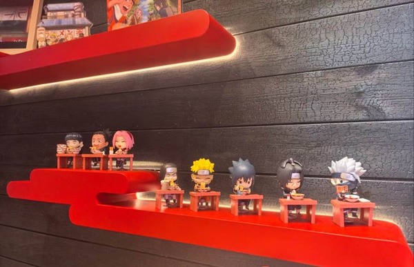 壁に飾ってあるキャラクターフィギュア（写真：合同会社Rouse  李啓源）