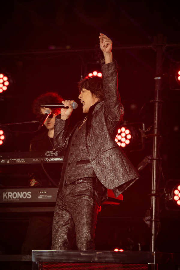 Netflix大会応援ソング 稲葉浩志「タッチ」東京ドームパフォーマンス