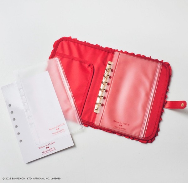 「Maison de FLEUR×HELLO KITTY いちごマルチケースBOOK RED」使用イメージ