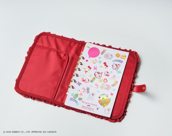 「Maison de FLEUR×HELLO KITTY いちごマルチケースBOOK RED」使用イメージ