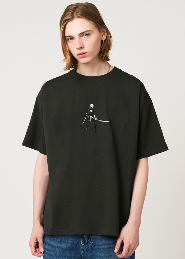『NieR:Automata』×グラニフ　「エンゲルス｜ビッグシルエットTシャツ」着用イメージ