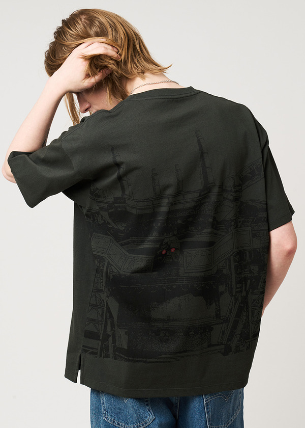 『NieR:Automata』×グラニフ　「エンゲルス｜ビッグシルエットTシャツ」着用イメージ