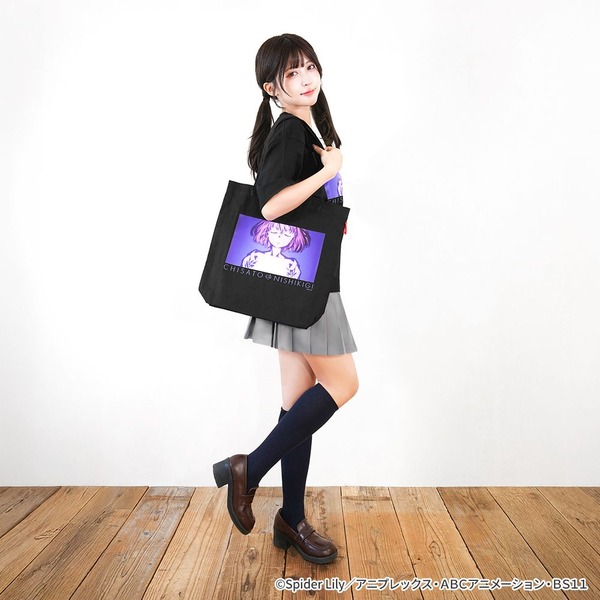 TVアニメ『リコリス・リコイル』「ROOTOTEコラボ アートトートバッグ 錦木千束」使用イメージ