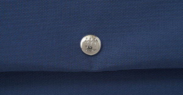 待望の新色アッシュブルー登場！上品な色彩が日常を彩る。