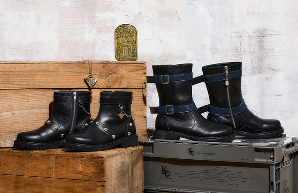 TVアニメ『遊☆戯☆王デュエルモンスターズ』×SuperGroupies　　「遊戯 モデル ブーツ」（左）と「海馬瀬人 モデル ブーツ」