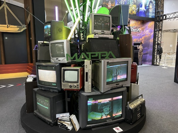 「進撃の巨人」兵長との「心臓を捧げよ」ツーショが撮れるフォトスポットに感動…！デンジとレゼにも会えるMAPPAブース【AnimeJapan 2026 ブースレポ】