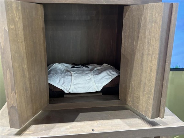 「無職転生」ロキシー教祭壇に内山夕実＆小原好美が詣でる!? 「御神体がw」「シュールすぎる」