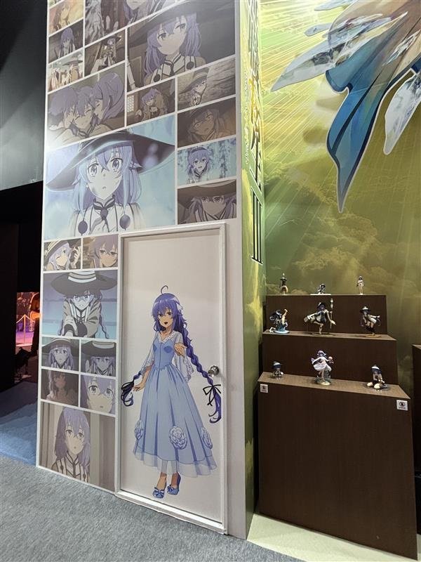 「無職転生」ロキシー教祭壇に内山夕実＆小原好美が詣でる!? 「御神体がw」「シュールすぎる」