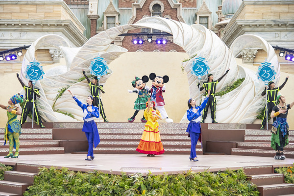 ミッキーたちがTDS25周年衣装で登場！人気ショー「ダンス・ザ・グローブ！」写真解禁