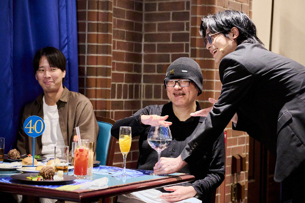 『名探偵コナン』原作者・青山剛昌「名探偵コナン・ミステリー・レストラン」体験の様子