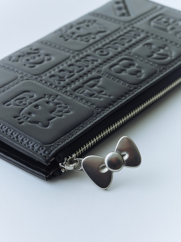 浅草橋の工房にて作られる文庫革財布。ファスナーの引手にもリボン