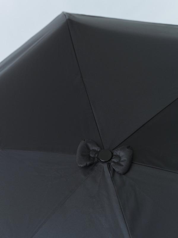 晴雨兼用折り畳み傘のトップにさりげなくリボンが