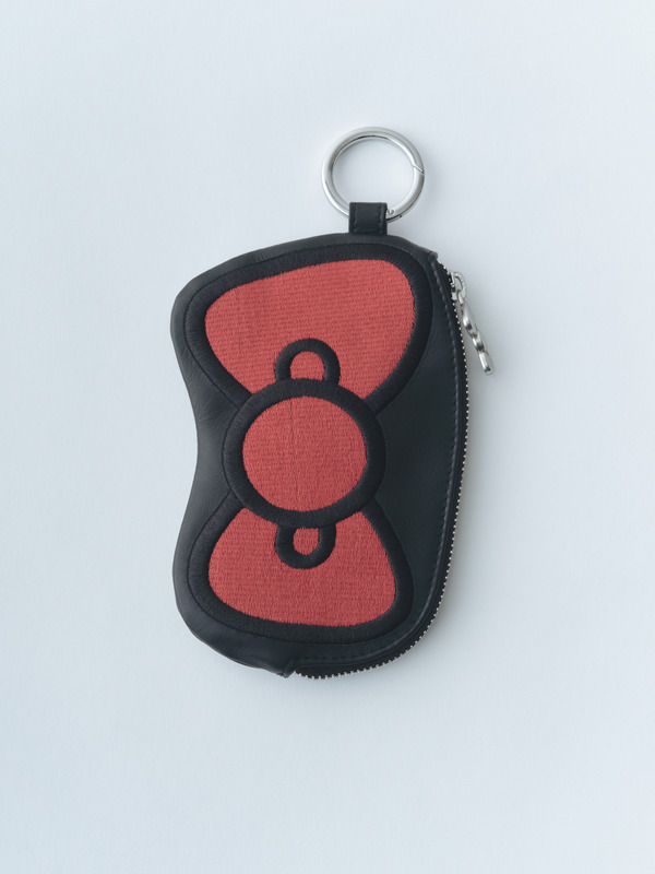 牛革ポーチに施されたビッグサイズのリボンは刺繍で