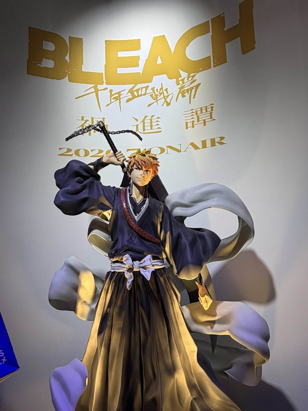 展示入口にはBLEACHの立像を設置（©久保帯人／集英社・テレビ東京・ｄｅｎｔｓｕ・ぴえろ）