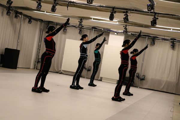 モーションキャプチャーでダンスと歌唱シーンを演じるパフォーマーたち