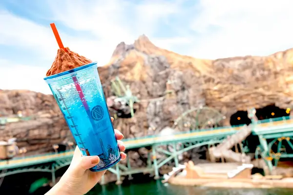 ミステリアスアイランドの火山と海底をモチーフにしたタンブラー